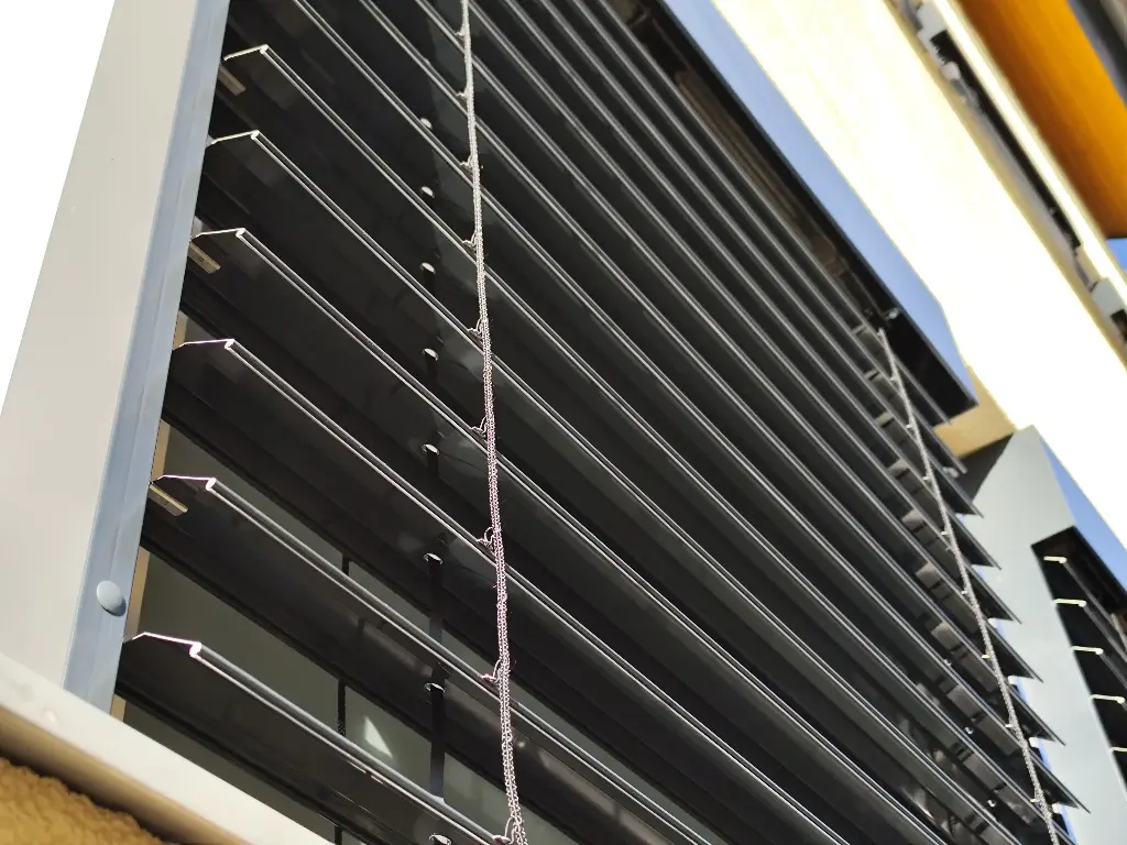 Alumínium zsaluzia bowdenes Z90 (RAL 7016)